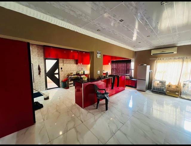 5 BEDROOM HOUSE FOR SALE IN LENASIA EXT 1